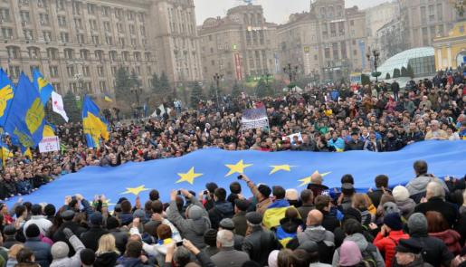A Kiev (Ukraine), des manifestants pro-européens réclament la signature d'un accord d'association avec l'Union européenne. (SERGEI SUPINSKY / AFP)